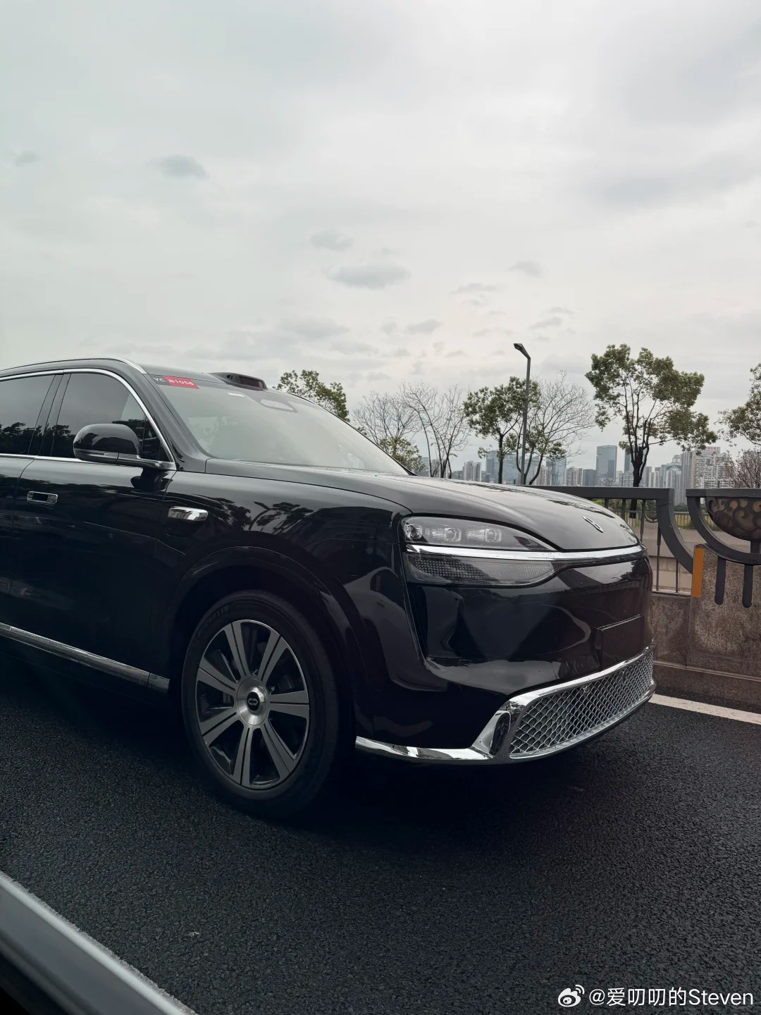 我觉得这次整体外观优化是我喜欢的，新款看起来更一体式。我现在的M9增程版就是自己