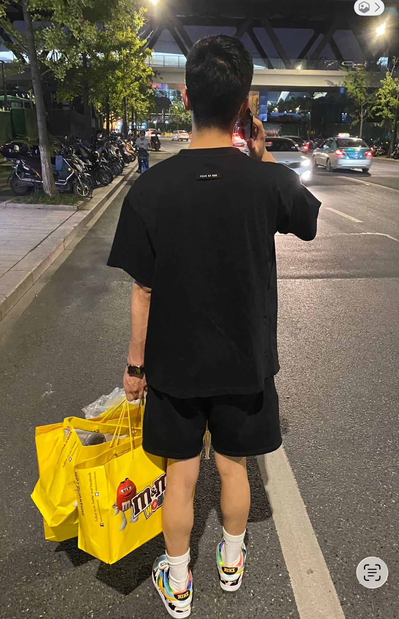 无论全世界人都诋毁我。伤害我。 我都要好好的活着。我一定有本事让所有小瞧我的人打