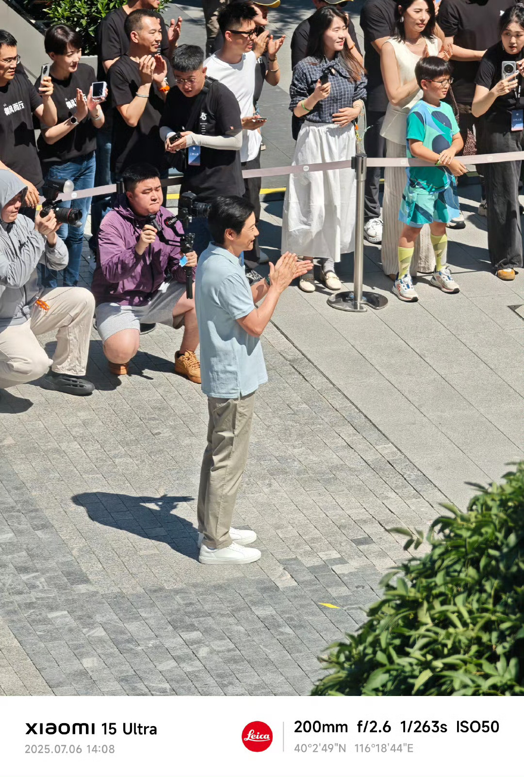 今天下午小米在科技园为YU7首批车主举办了交车仪式，雷总全程在场和车主交谈合影～