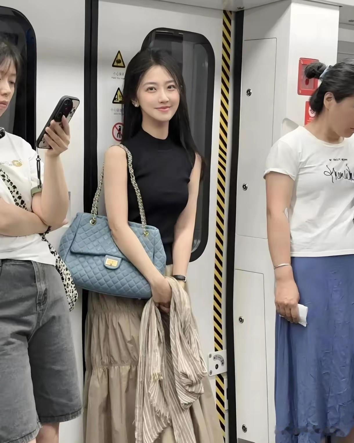 地铁里回眸一笑，让我晚上彻夜无眠！