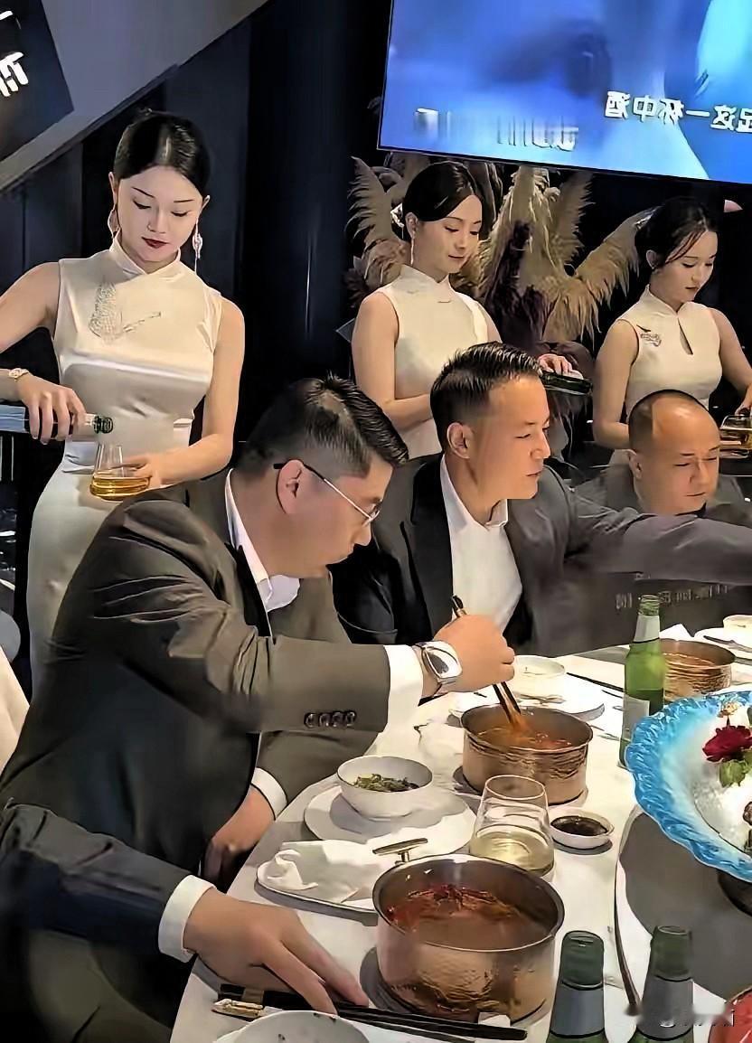 人这辈子看懂人性，
往往只需要一句简单的俗语就够了。就像嫦娥，在满心欢喜动了真情