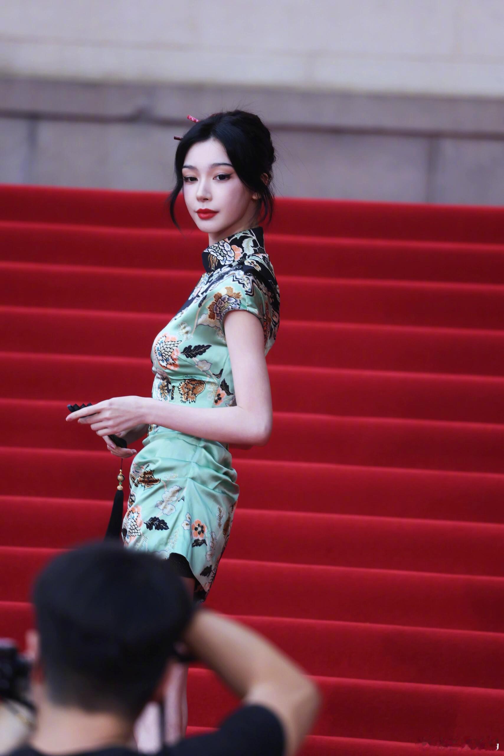 易梦玲怎么又变样了没有变样啊，每次红毯的造型都很贴主体，妆造上面也是一直在突破和