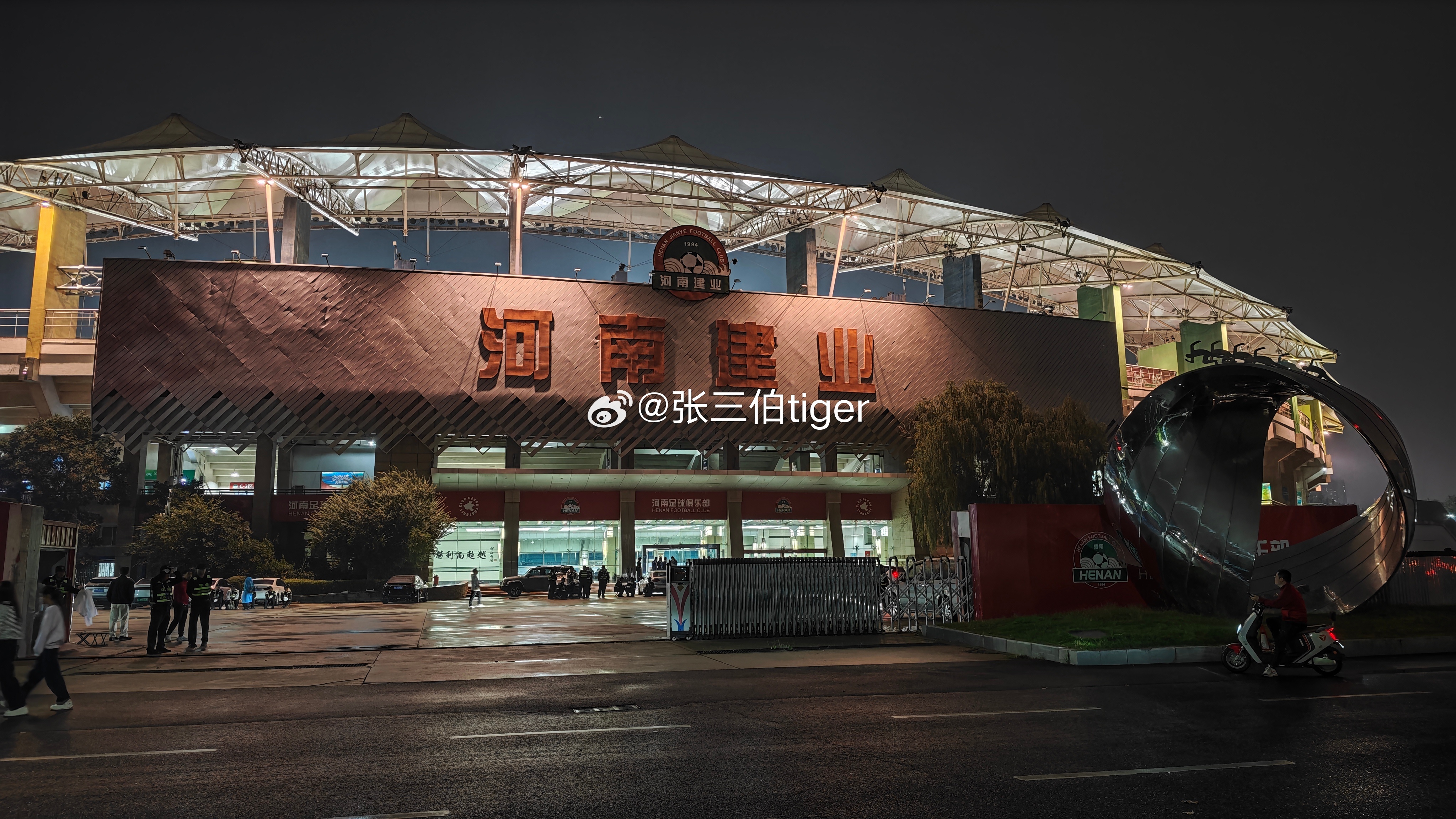 散场后我扫了辆小车骑回酒店，中间有一段特别黑的小路，远方迎面开来一辆打着远光的车