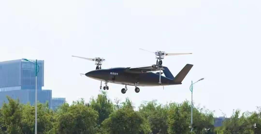 首飞成功！由江苏高校自主研发
 
8月1日，安徽滁州开阔试飞场地。
江苏高校自研