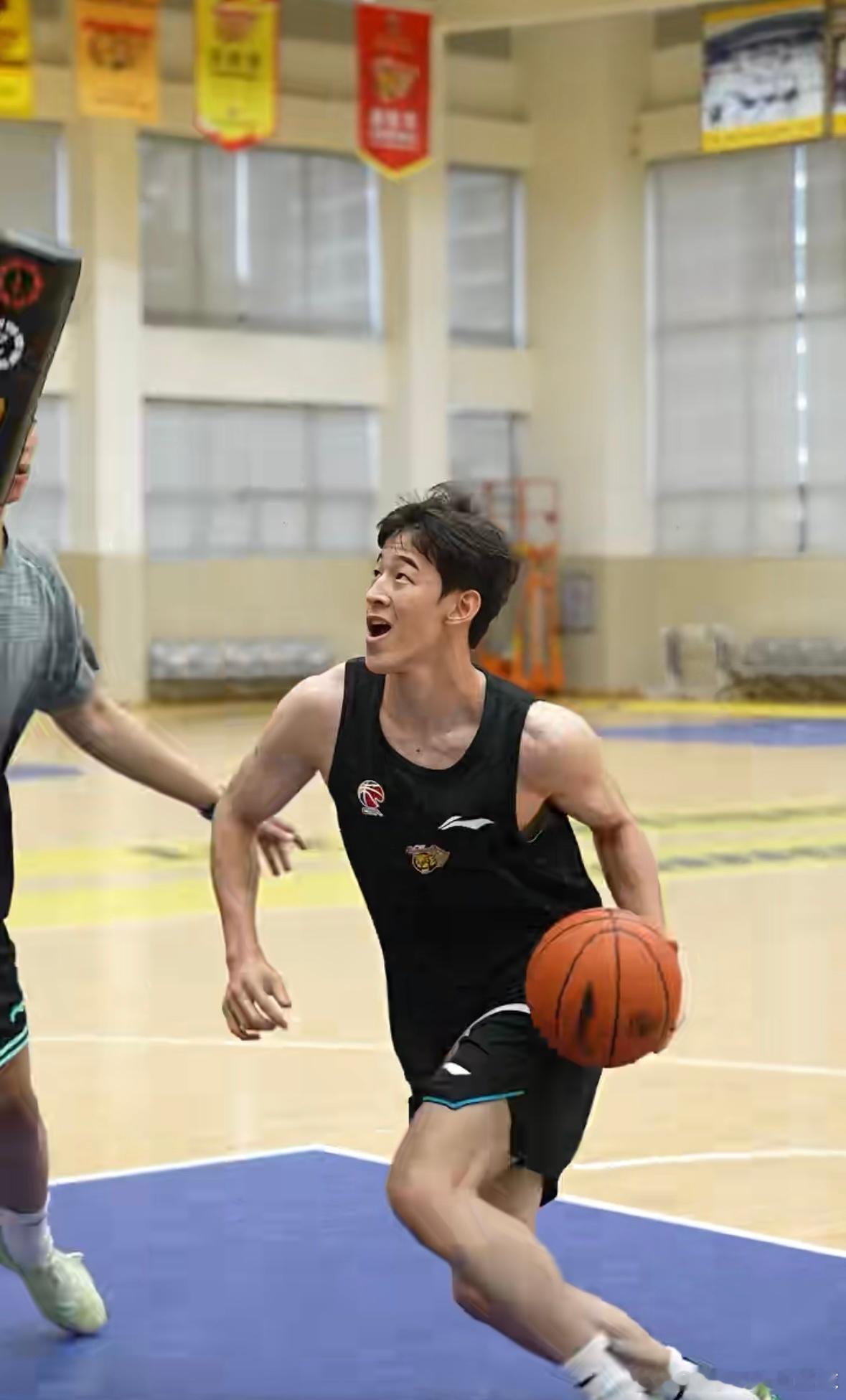 夺冠后不松懈，广东宏远U21小将回归基地苦练，李英博带队打磨状态广东宏远官方晒出