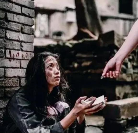 1977年，28岁知青谢炳义给一个女乞丐买了2碗面，哪知，女乞丐一直跟在他身后，