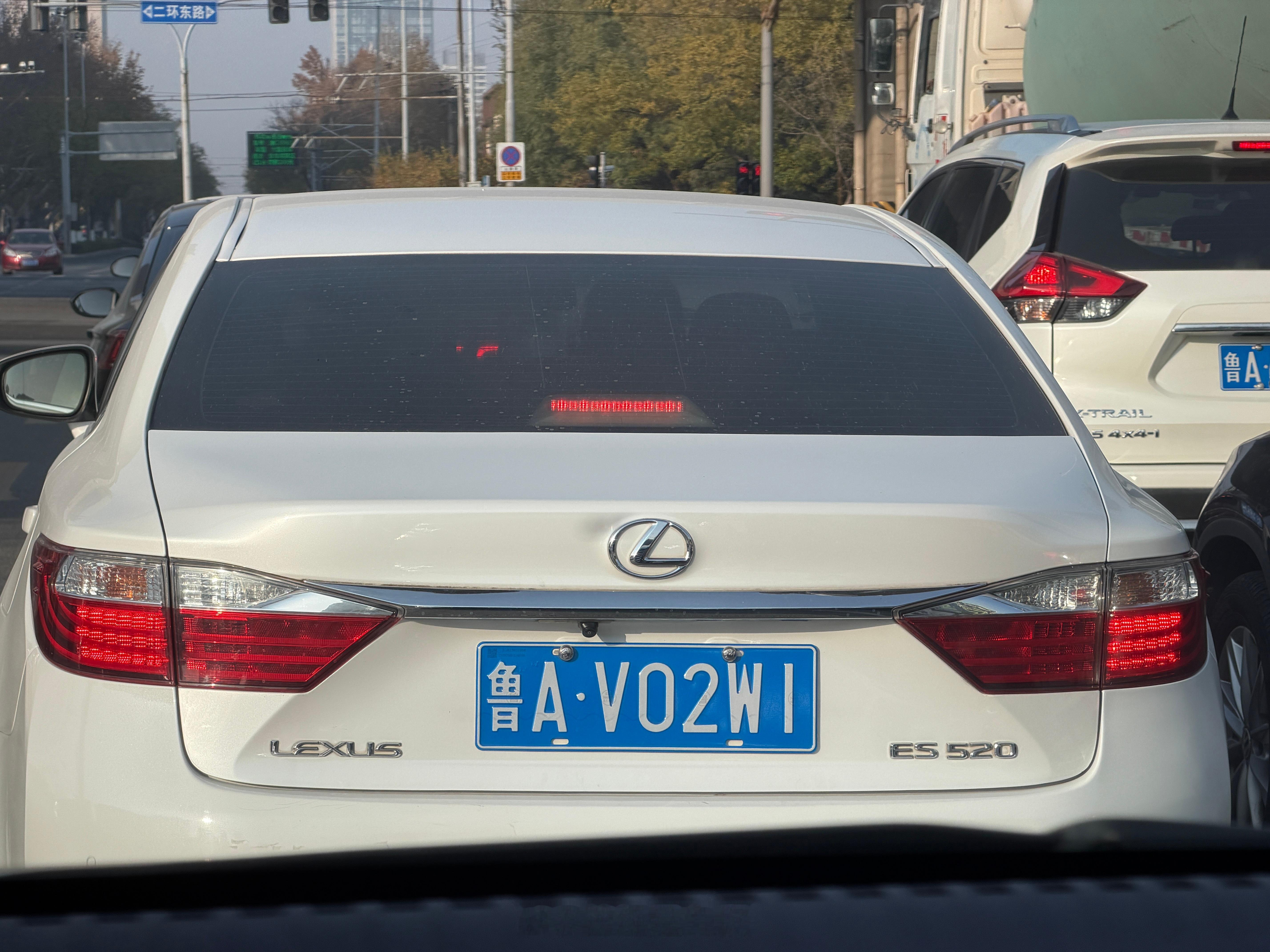 你们帮我看看，前面这车总感觉哪里不太对呢