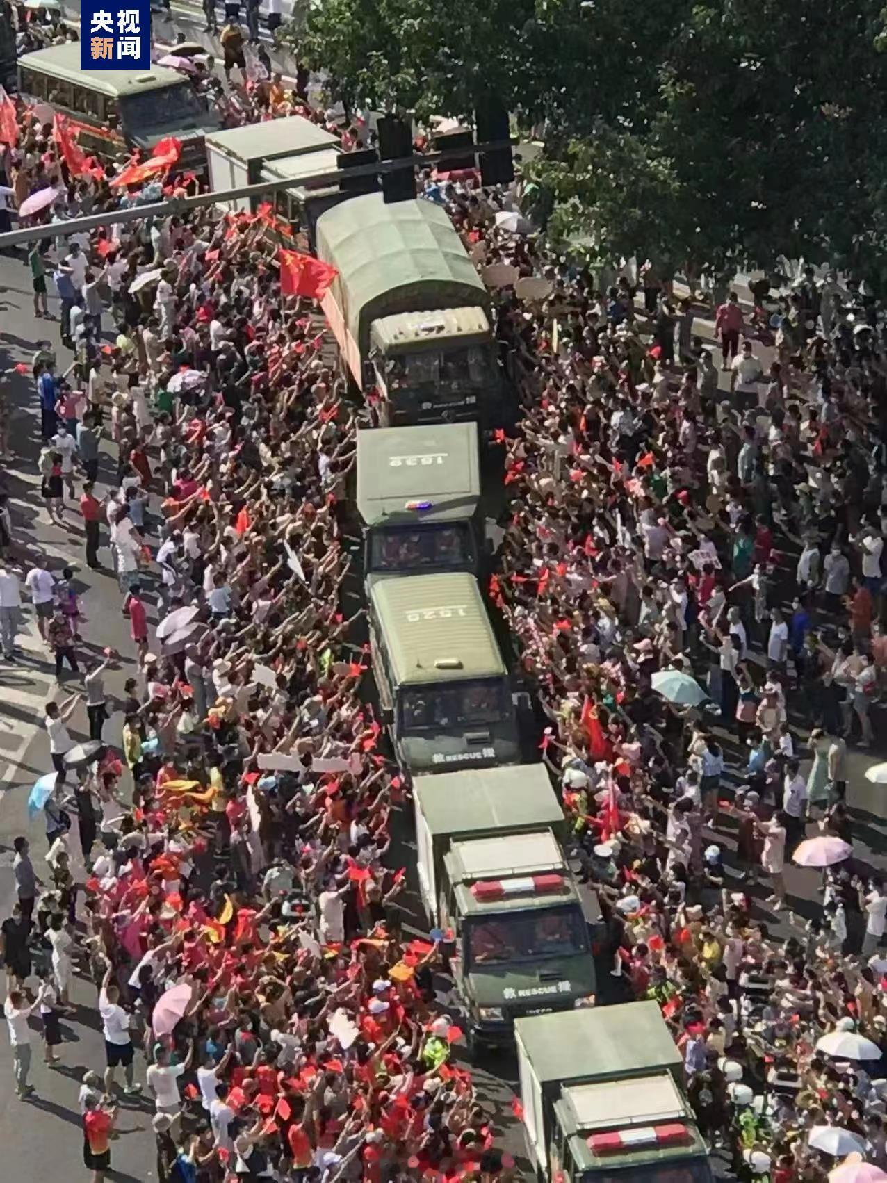 这就是为什么「越了解越拥护」。图一是1998年 江西九江人民夹道欢送子弟兵图二是