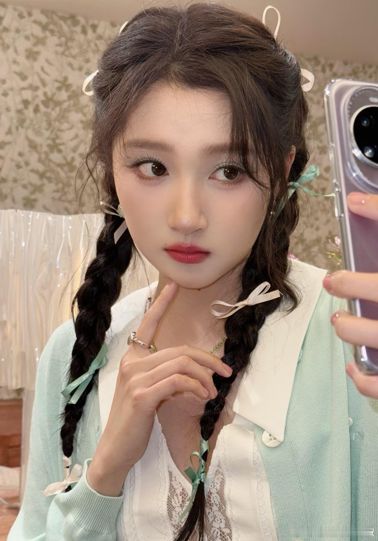 感觉这个真是有效妆容，凸出了她的美貌 ​​​