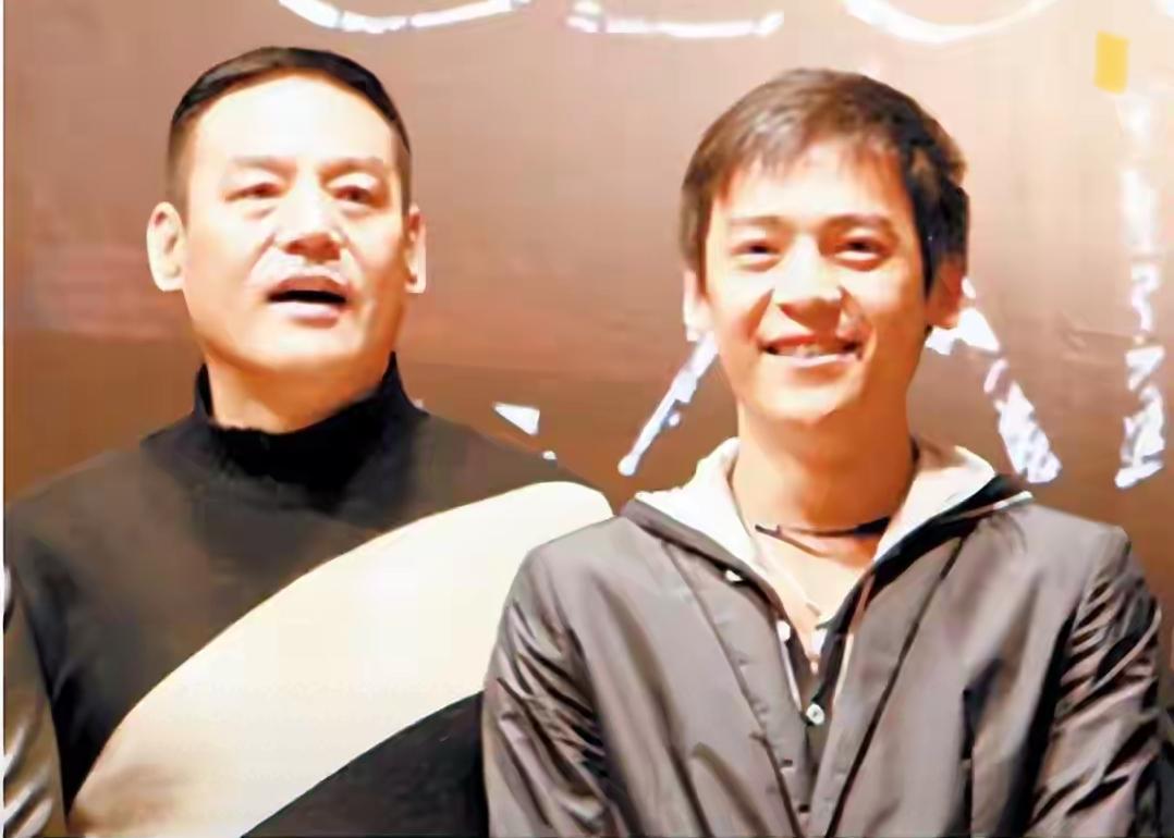 原来他是巍子的儿子，难怪长得帅演技还出色，真的是虎父无犬子娱乐 明星