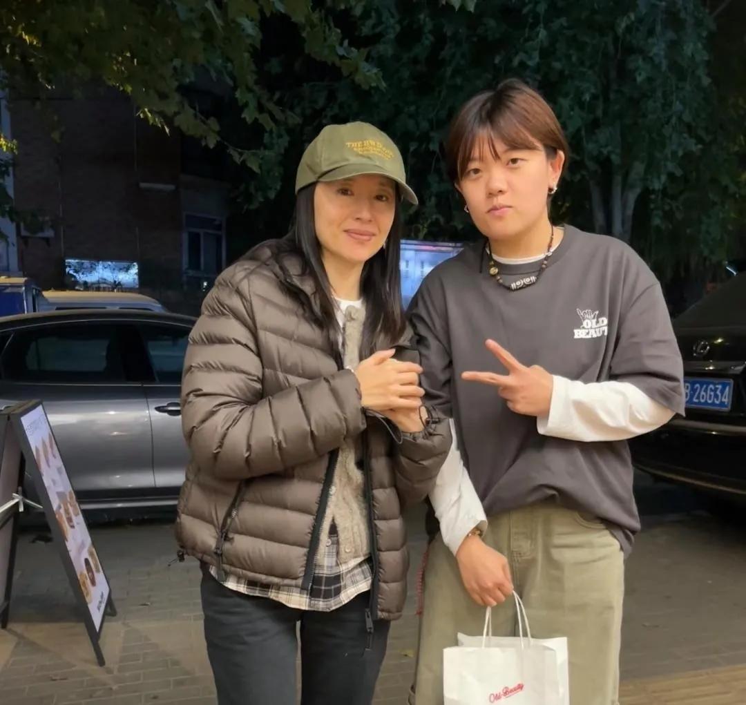 45岁的董洁状态略有回暖，为人低调没有丝毫明星架子！

董洁娱乐圈公认的花期短女