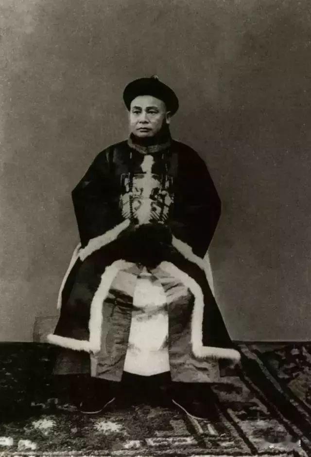 1905年的八达岭长城脚下，34岁的詹天佑跪在乱石堆里，手中的经纬仪镜头正对准远