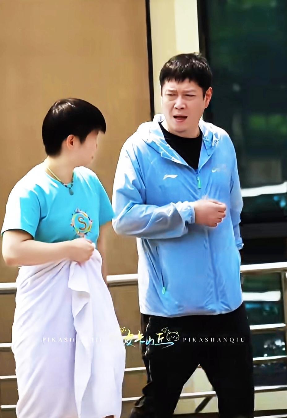 莎莎真是一点偶像包袱都没有，
毛巾一围有种我怕谁的感觉。
她的可爱之处就在于她随