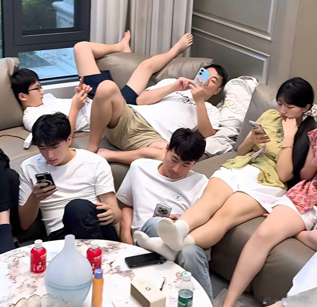 过年一家人团聚光看手机，你要把责任推给手机吗？很多人都抱怨手机让亲情淡薄了，手机