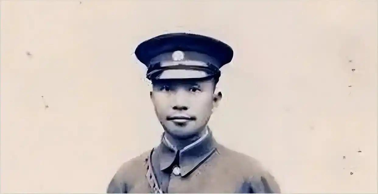1928年北伐军开会，一个军长当着所有人面打瞌睡，蒋介石没发作，半年后该军350