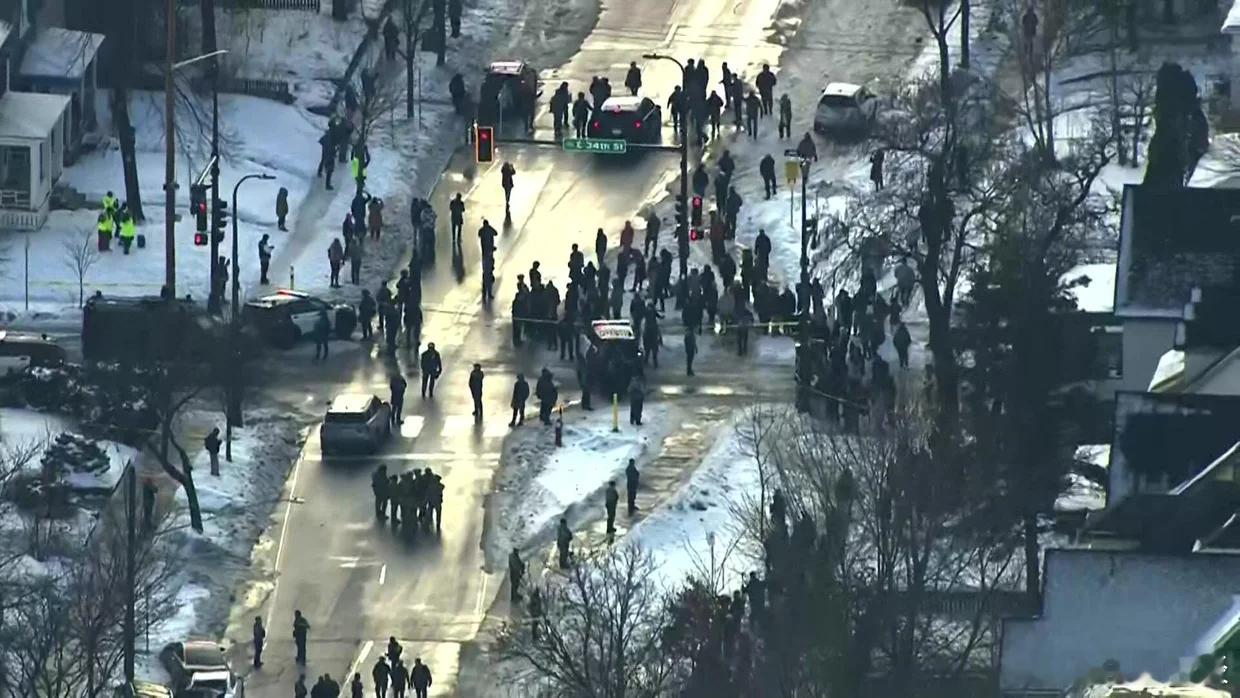 【明尼阿波利斯市长就美国移民执法人员枪杀女子事斥ICE“胡说八道”】（CBS）据