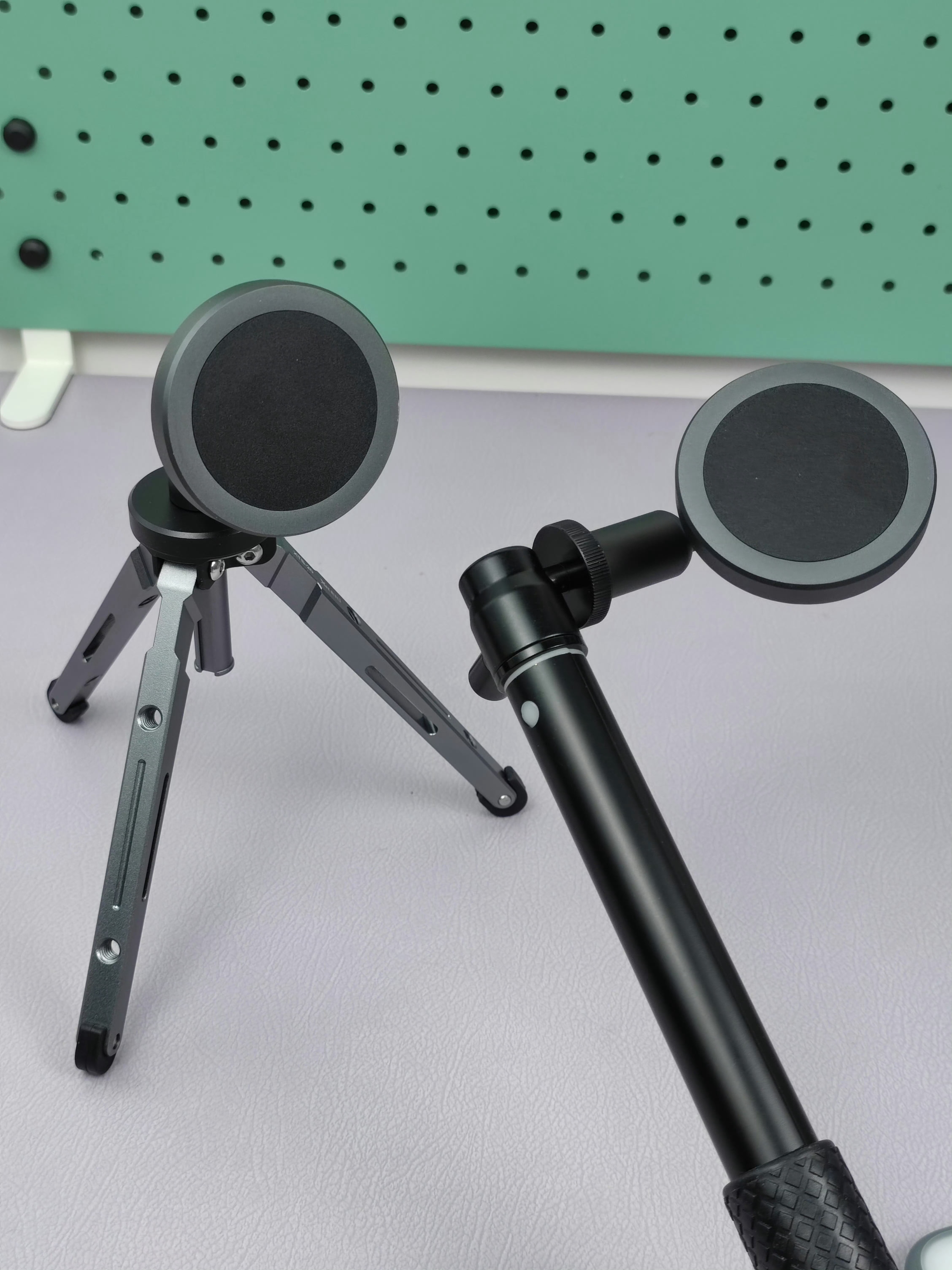 四年前入坑 MagSafe 是因为要给自己找一个支架，结果就把市面上能买到的磁吸