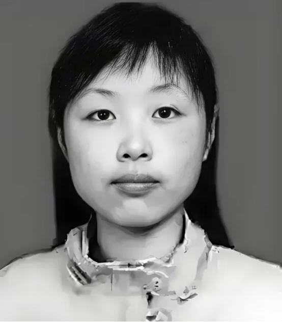 2008年，汶川地震，四川一21岁女教师被埋进废墟，身体断成三截，救援人员赶到时
