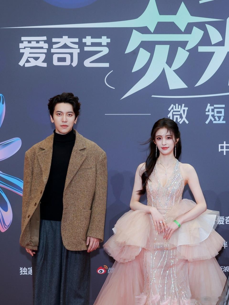 完颜洛绒钟丽丽死脑快想啊完颜洛绒钟丽丽走红毯 两人站在那边就很有cp感了诶！男帅