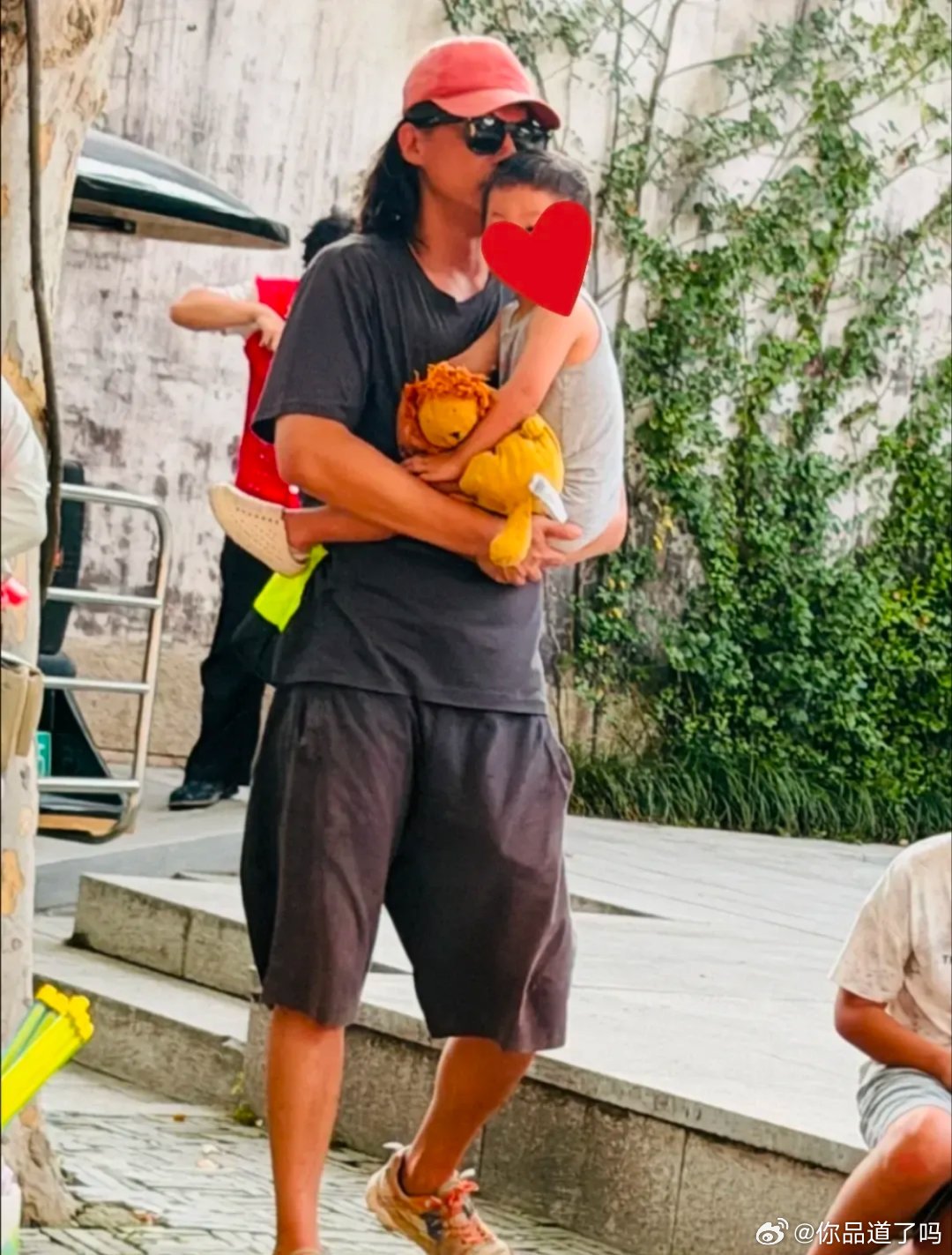 宋宁峰、张婉婷两口子，带着孩子现身嘉应濮院古镇游玩，一家四口有说有笑，看着很温馨