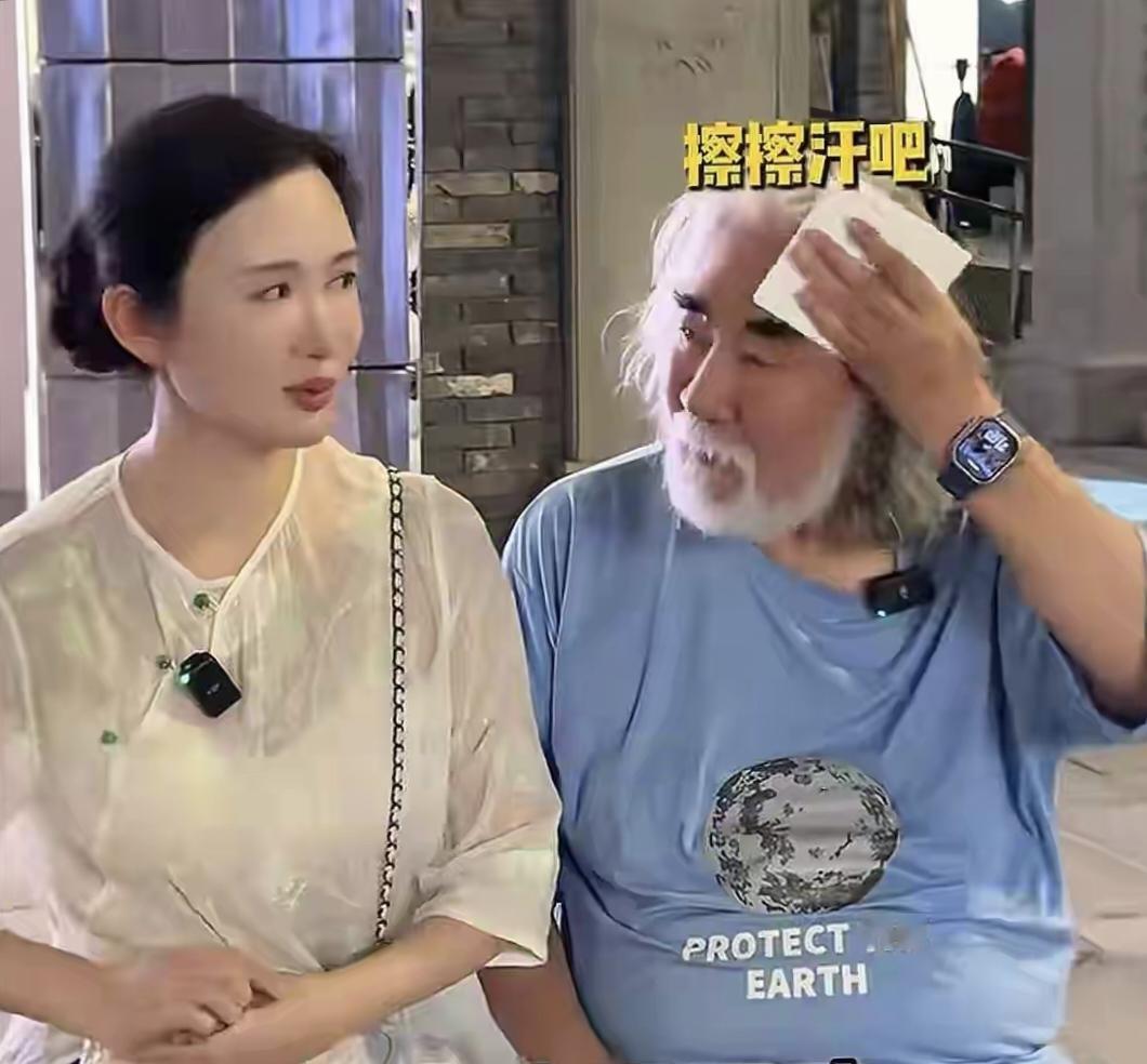 张纪中和杜星霖这对夫妻相差31岁，婚姻一直是个焦点。七夕张纪中送礼被指敷衍，合照