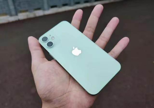 #雷军问还有人在用iPhoneMini吗#喜欢小屏手机的用户不在少数，但是续航一