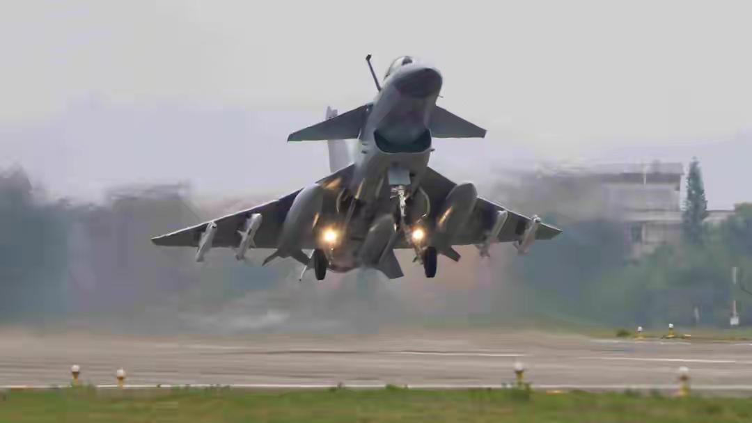 解放军夜训亮剑，台军慌神赖家避祸，统一大势不可逆
 
2026年初，国防部公开的