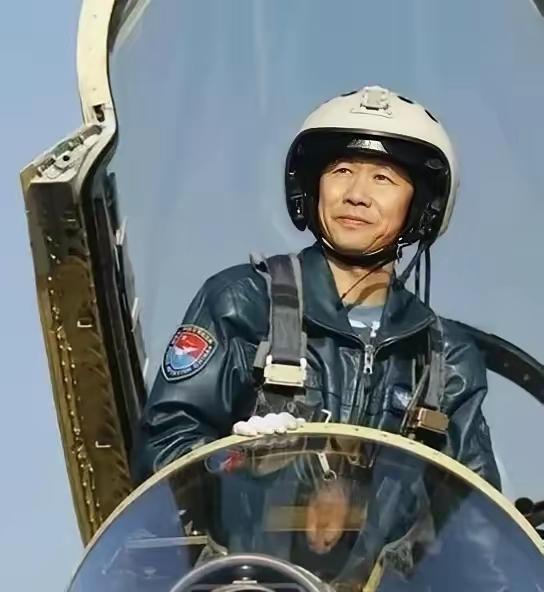 1987年，飞行员徐勇凌驾驶一架歼6战斗机，听错口令，撞上长机，坠毁在云南的深山