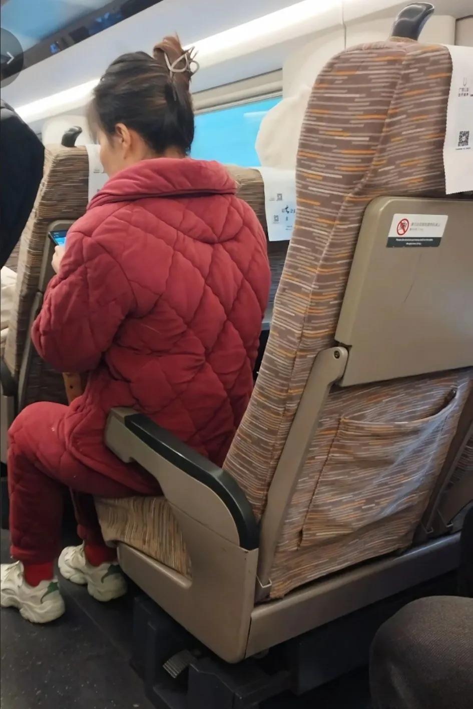 第一次见有人穿家居服坐高铁，也想这样穿出去，可是拿个快递都要换衣服
回浙江温州老