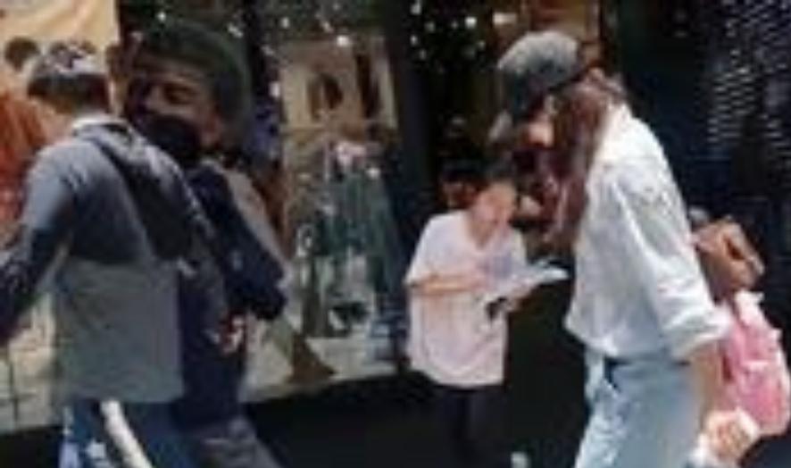 网友分享，8月7日，郭晶晶与霍启刚带着三个孩子在香港街头逛街被偶遇。一家五口穿着