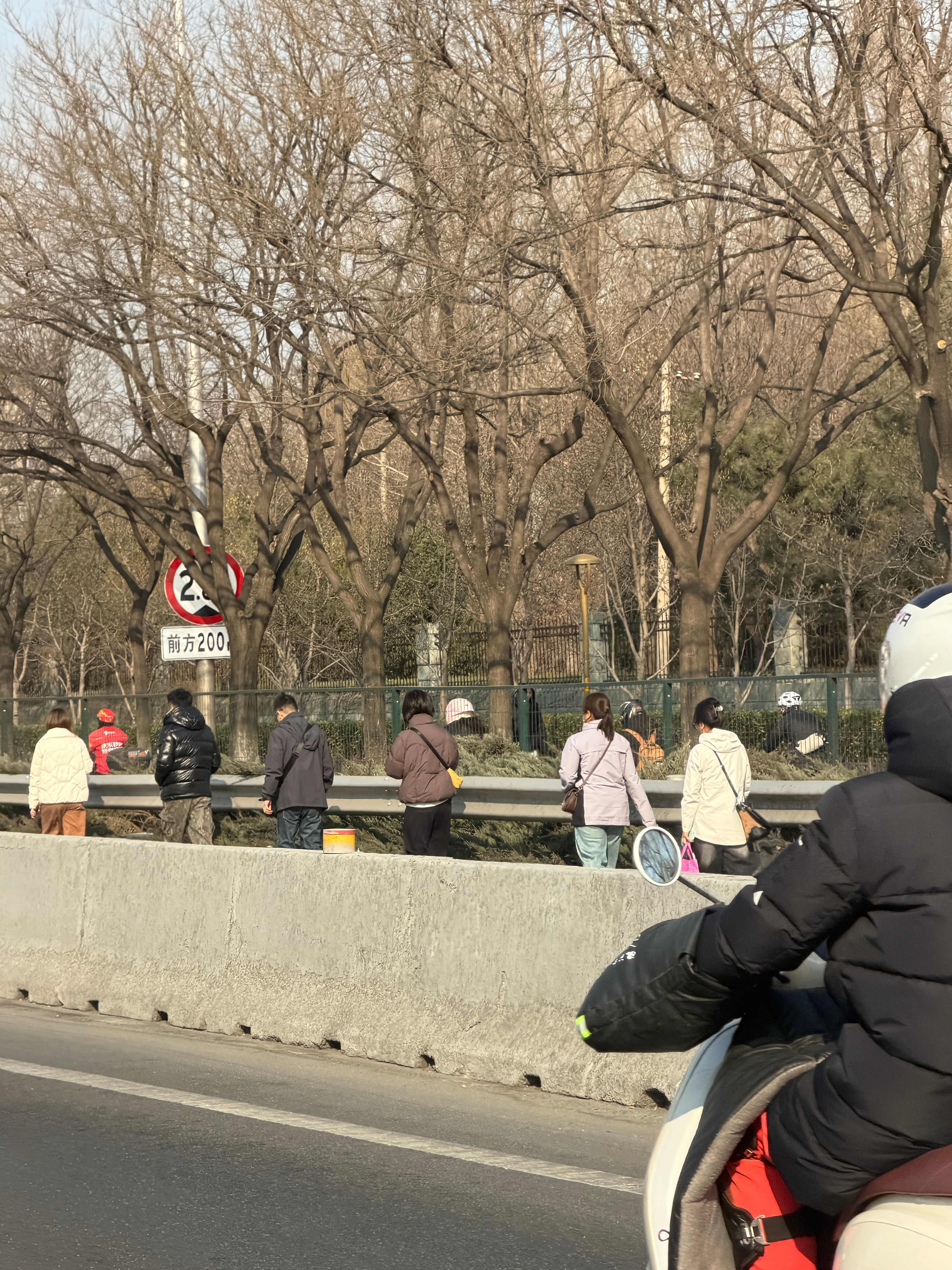 大巴车停主路就开始下乘客这合理吗 北京·兴隆郊野公园