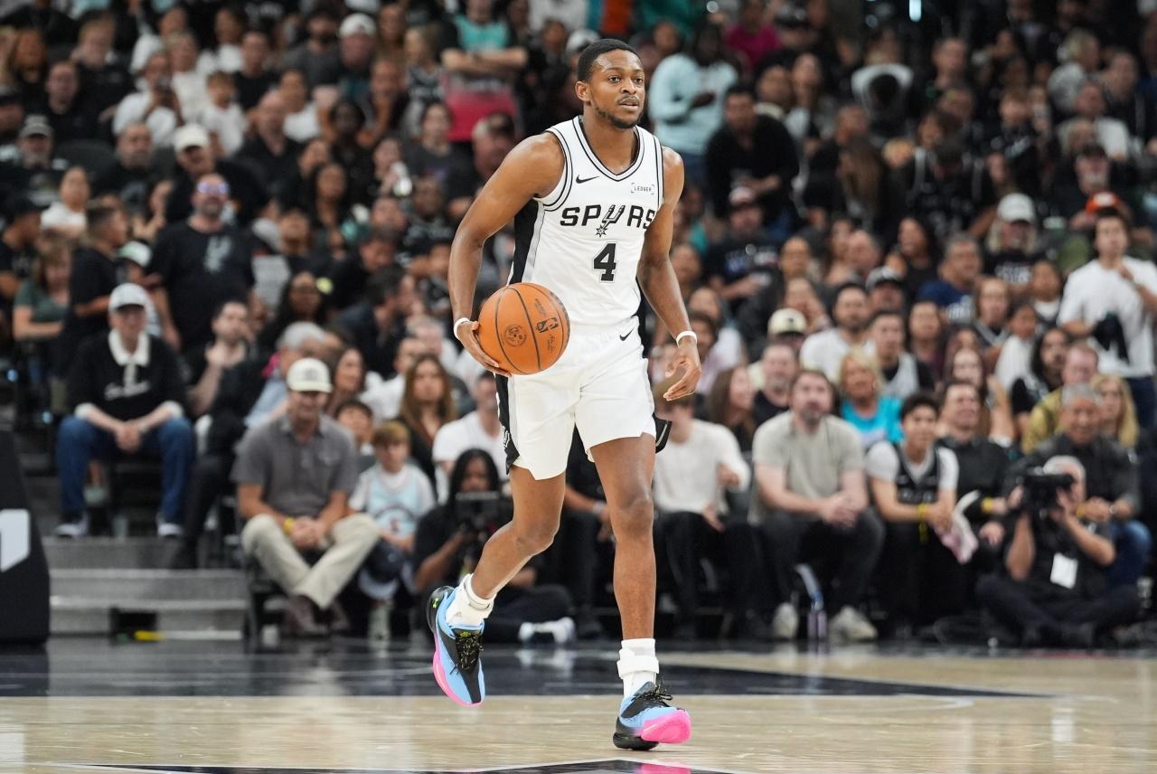 福克斯最后的离谱上篮，大概率要载入NBA史册，当联盟的教材用了！巴克利的评价，也