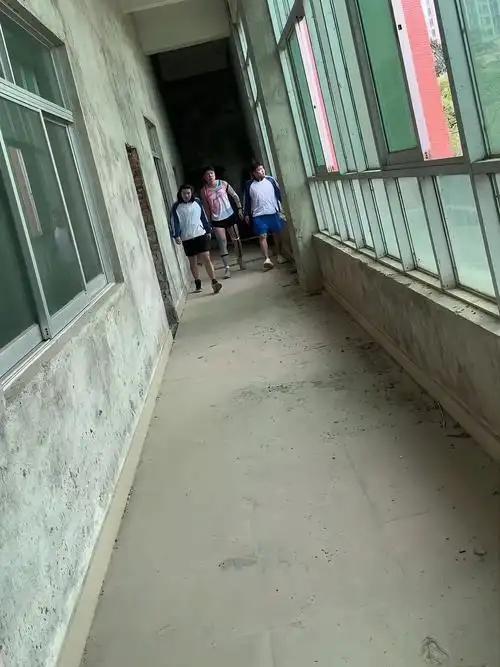 如果最好的朋友突然消失，除自己外无人记得他，人们会怀疑自己的记忆吗？这就是曾震惊