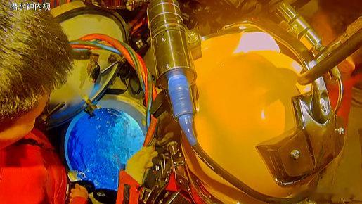 水下300米每天认识一件兵器 南部战区海军某支队在南海某海域开展300米饱和潜水