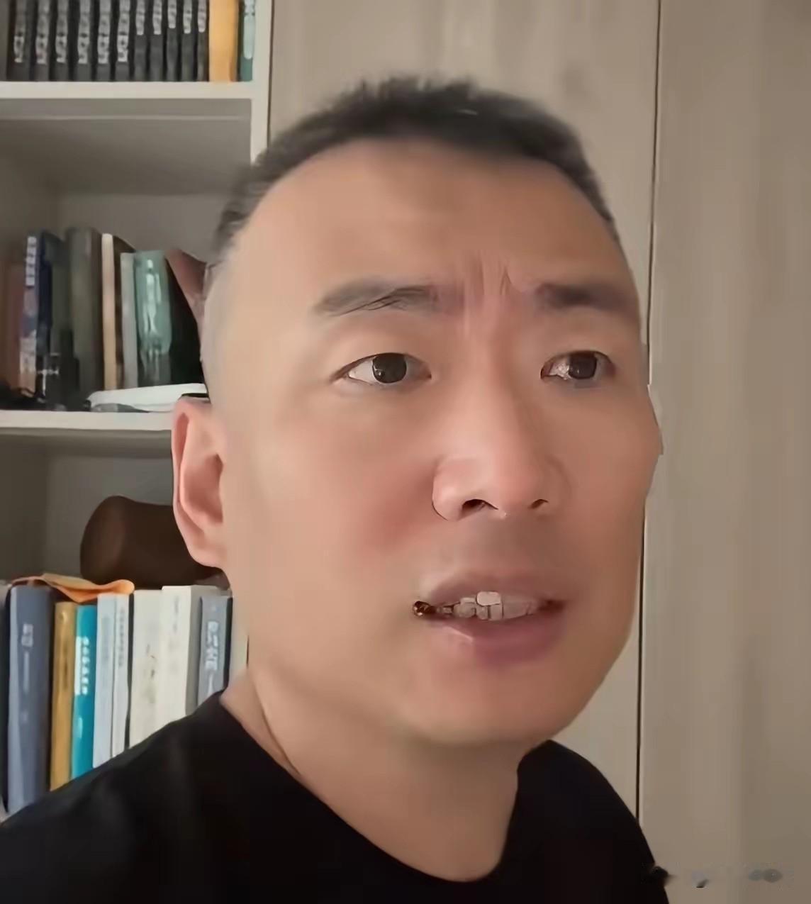 储殷教授明显的瘦了。

去年发病紧急送医的时候，他已经达到了190斤，一米七二的