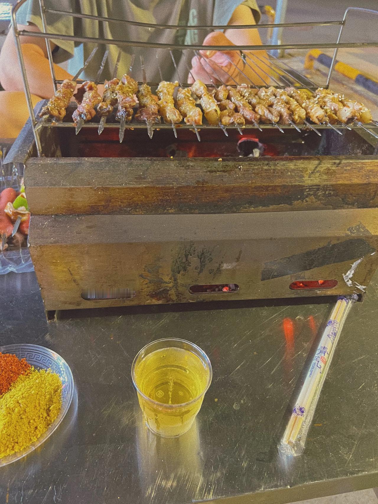 #夏日生活打卡季#炎炎夏日去淄博吃一顿烧烤，虽然天气很炎热，他们当地人民就是热情
