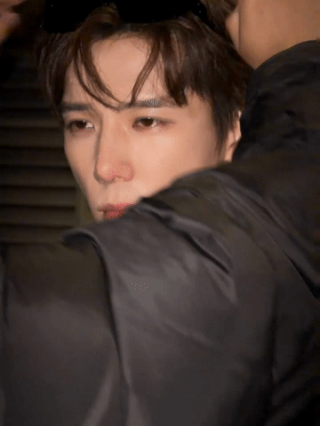 王安宇作为celine新晋品牌大使出发巴黎时装周all black造型路透 