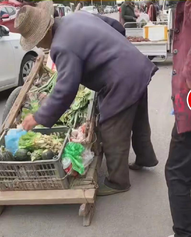 今天去菜市场买菜，
碰见一件挺有意思的事儿。
大爷面前放着两筐标价青菜！    