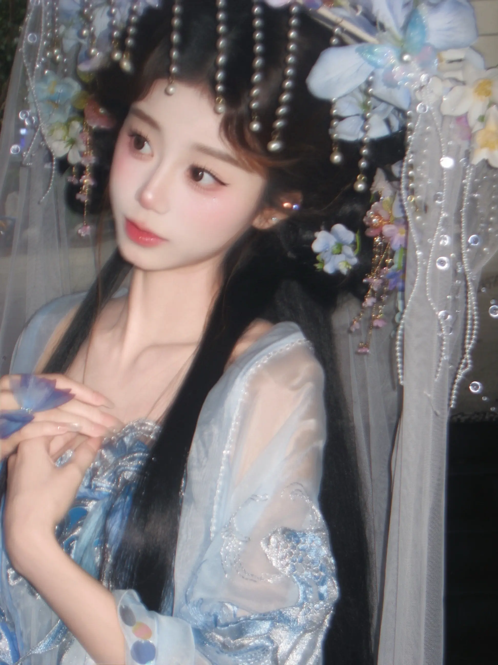 风吹帷帽三尺纱 半遮春色半遮她🦋。