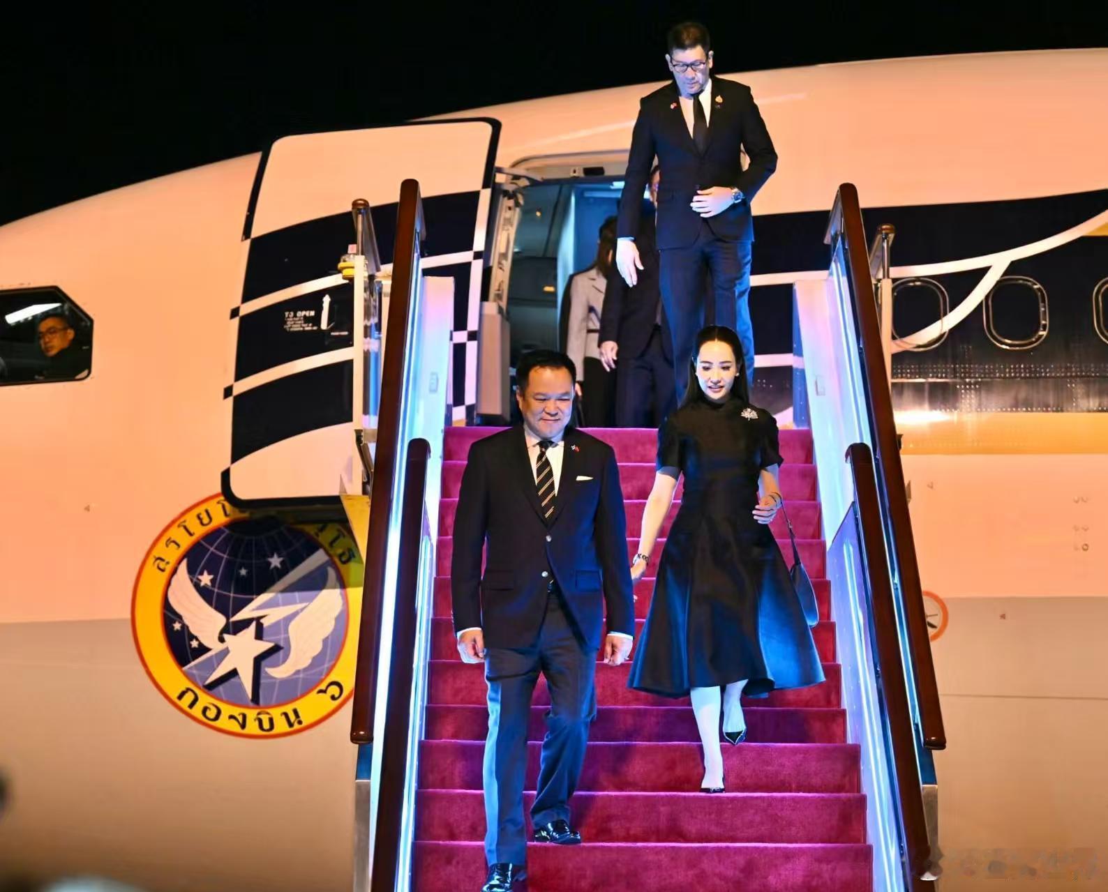 泰国总理阿努廷昨晚乘坐泰国皇家空军空客ACJ 340-抵达上海虹桥国际机场，开始
