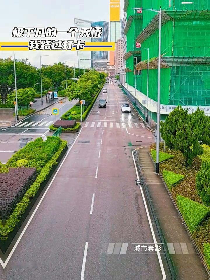 极平凡的一个天桥，我路过打卡。
城市素影。
风伞作品。