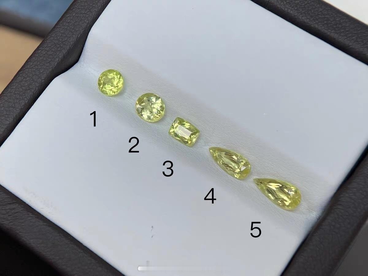 上几颗小金绿宝，水滴看起来还挺配对，金绿金绿，这色调还蛮符合名字的 ​​​