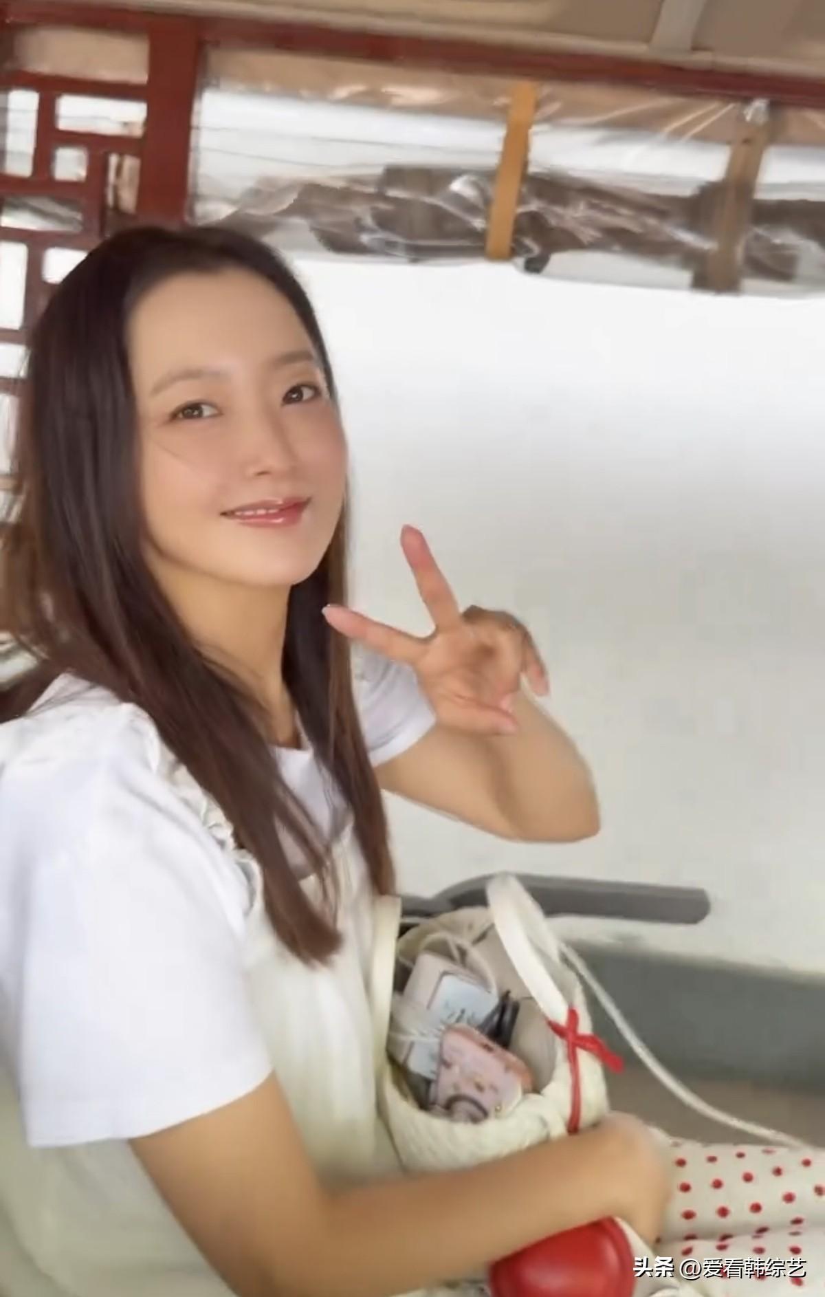 8日，演员金喜善在Instagram上传了多张照片，并写道“旅行笔记”。

照片