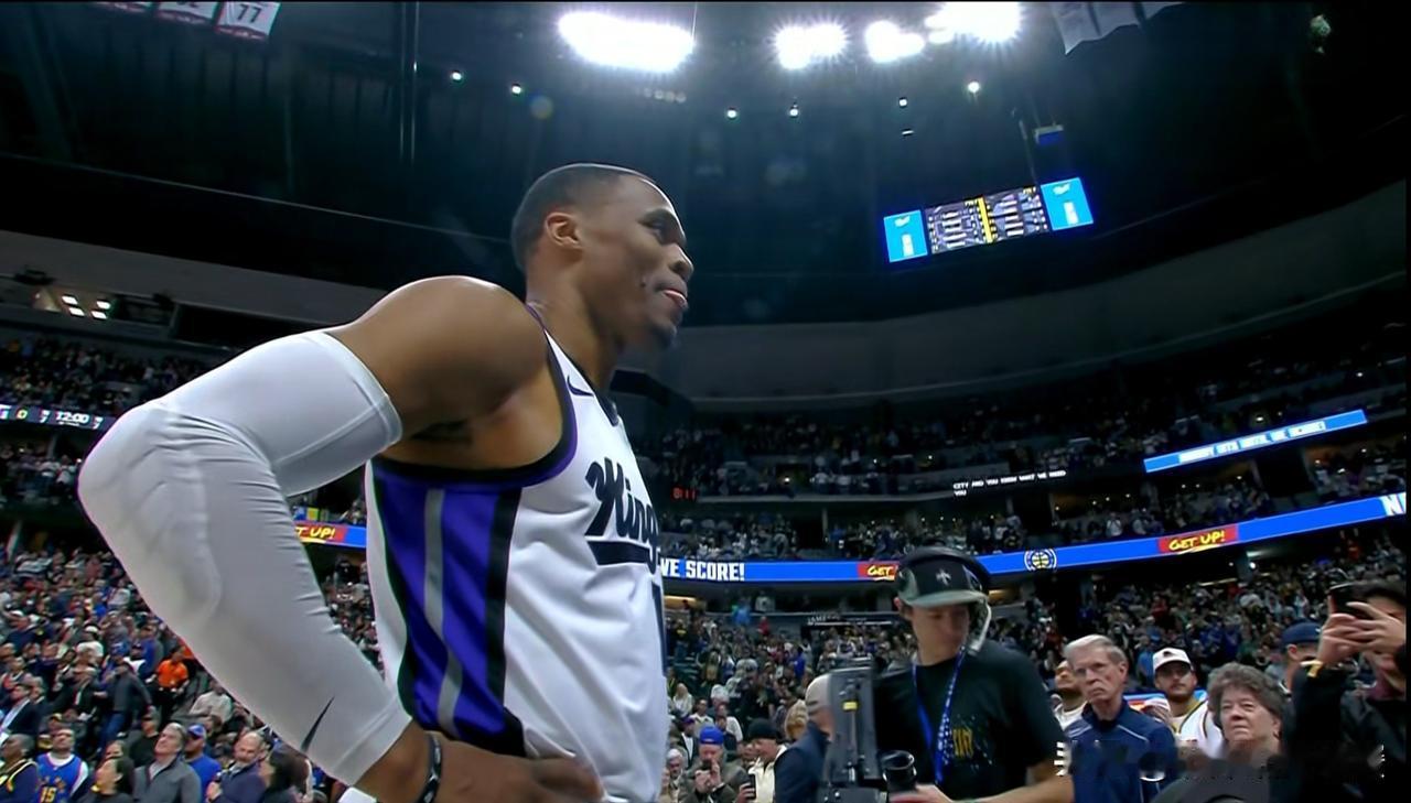 国王球星威斯布鲁克真是太会传球了！在今天国王客场挑战掘金的比赛中，目前双方的第一