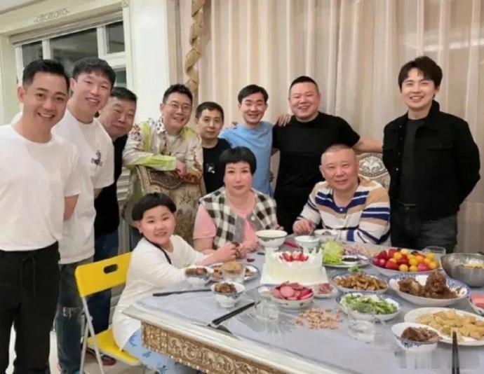 郭德纲好讲究规矩 ​​​为什么大林子站着？ ​ ​​​