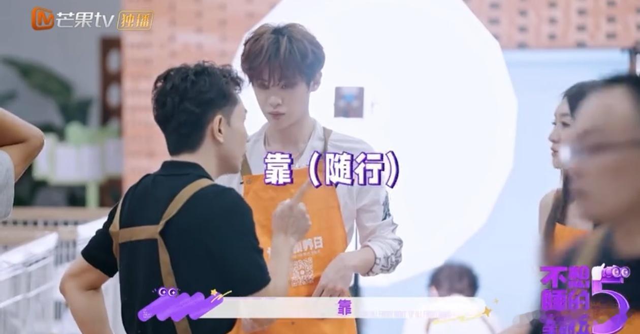 李小冉学习训狗不想睡的星期五 周五夜晚这份温柔，来自认真学习训狗的李小冉，治愈感