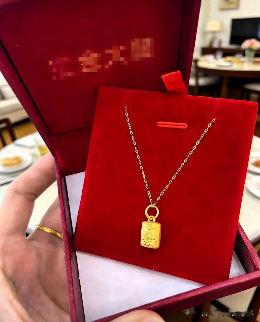 现在才发现
金项链已经买不起了！
刚陪妈妈逛金店，一打听价格直接愣在原地！现在黄