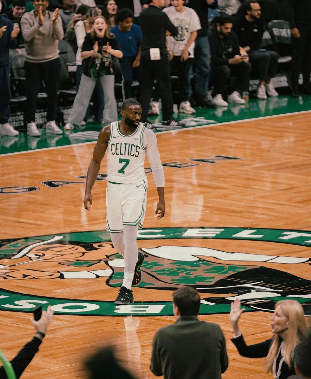 布朗这几场真不错，高产高效除了打鹈鹕大胜没发力打活塞41分 赢骑士30分 今晚又