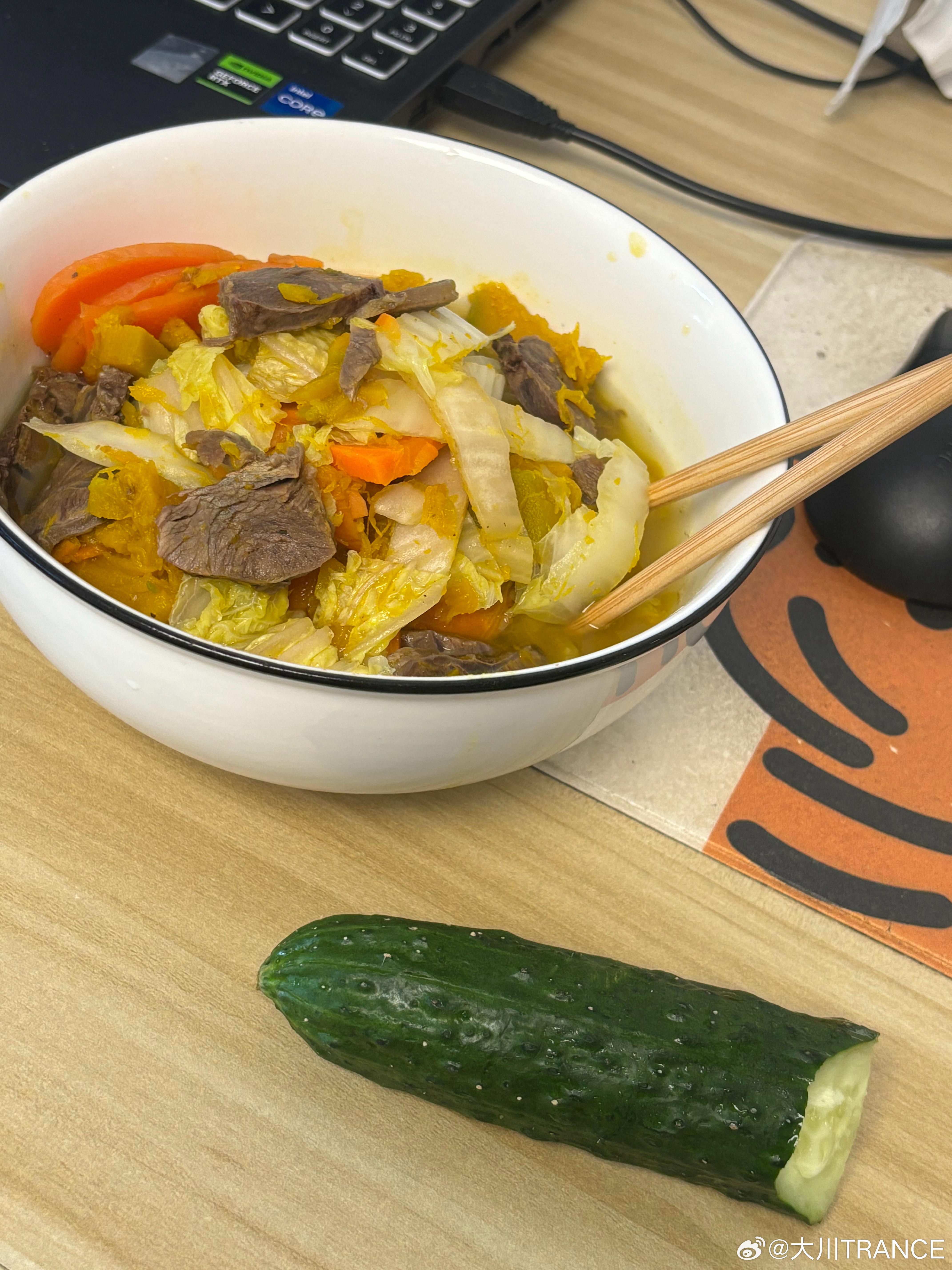 南瓜胡萝卜白菜牛肉汤+黄瓜 