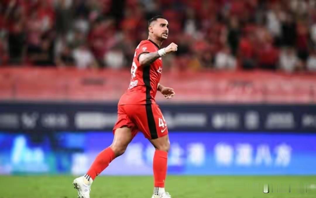 申花放弃莱昂纳多？阿马杜加盟海港？聊聊上海双雄的故事
赛季结束，最近爆出了不少消